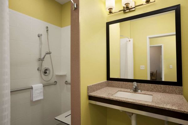 Days Inn & Suites Altoona (Bellwood)